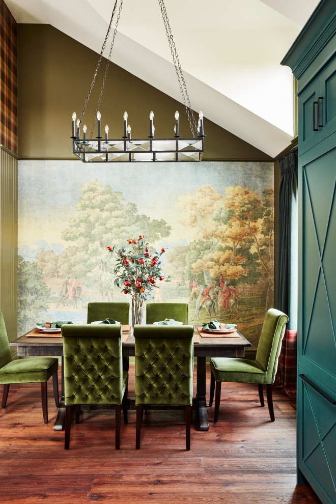 Ispirazione per una piccola sala da pranzo aperta verso la cucina country con pareti verdi, pavimento marrone, soffitto a volta, carta da parati e pavimento in legno massello medio