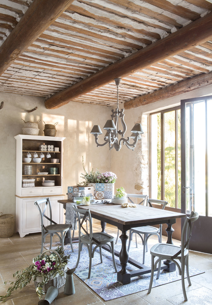 Modelo de comedor de tamaño medio, cerrado, sin chimenea, con paredes blancas, suelo de travertino y suelo marrón