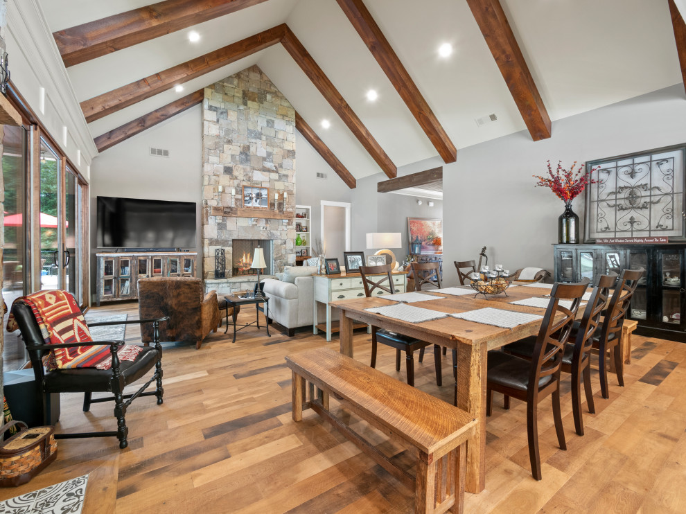 Idee per una sala da pranzo aperta verso il soggiorno country con pareti grigie, pavimento in legno massello medio e pavimento marrone