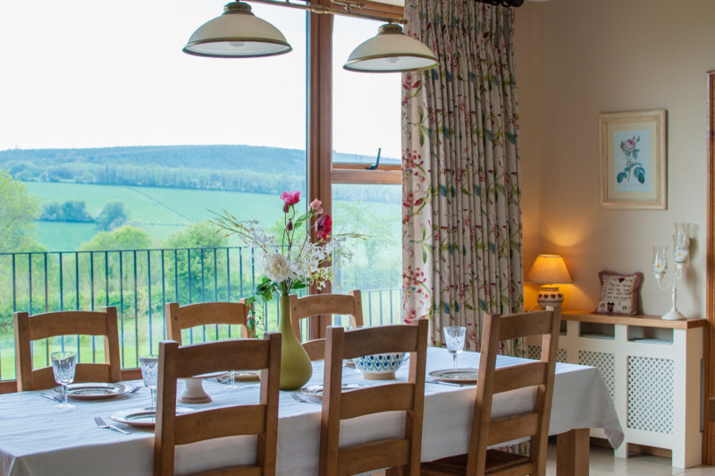 Exemple d'une salle à manger nature.