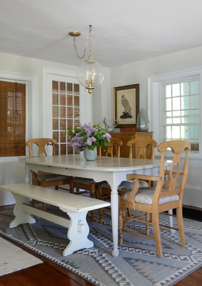 Idee per una sala da pranzo stile marinaro con pareti bianche e pavimento in legno massello medio