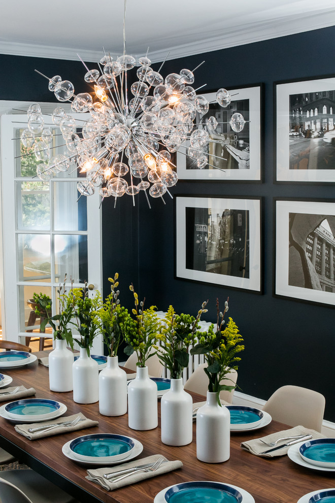 Idee per una sala da pranzo eclettica chiusa e di medie dimensioni con pareti blu e pavimento in legno massello medio