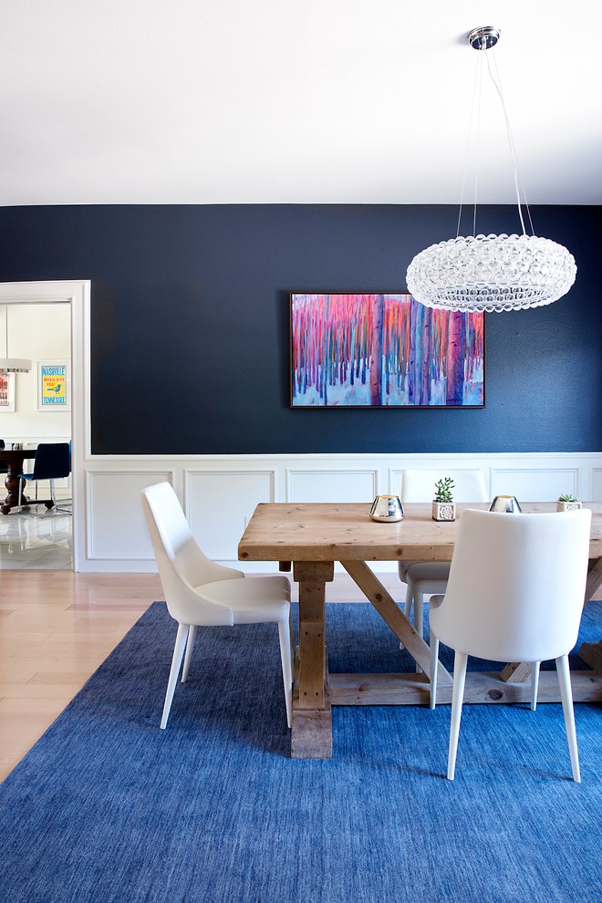 Réalisation d'une salle à manger ouverte sur le salon tradition de taille moyenne avec un mur bleu, parquet clair, aucune cheminée et un sol beige.