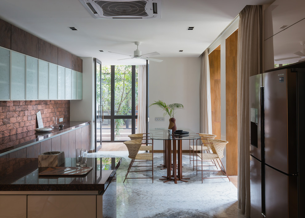 Стильный дизайн: кухня-столовая в современном стиле с белыми стенами, мраморным полом и белым полом - последний тренд