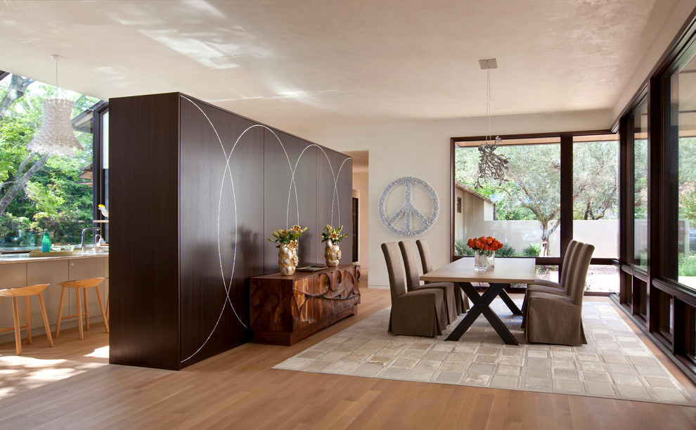 Стильный дизайн: столовая в современном стиле с бежевыми стенами и паркетным полом среднего тона - последний тренд