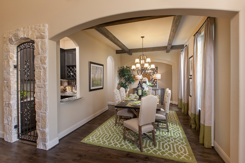 Idée de décoration pour une salle à manger tradition avec un mur beige, parquet foncé et éclairage.