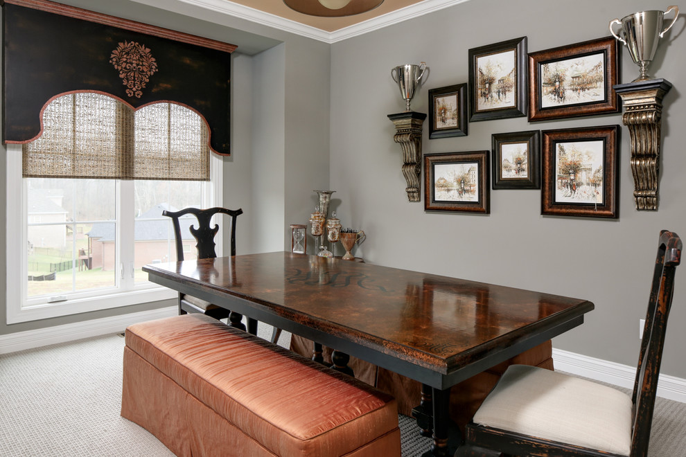 Стильный дизайн: столовая в классическом стиле с серыми стенами и ковровым покрытием - последний тренд