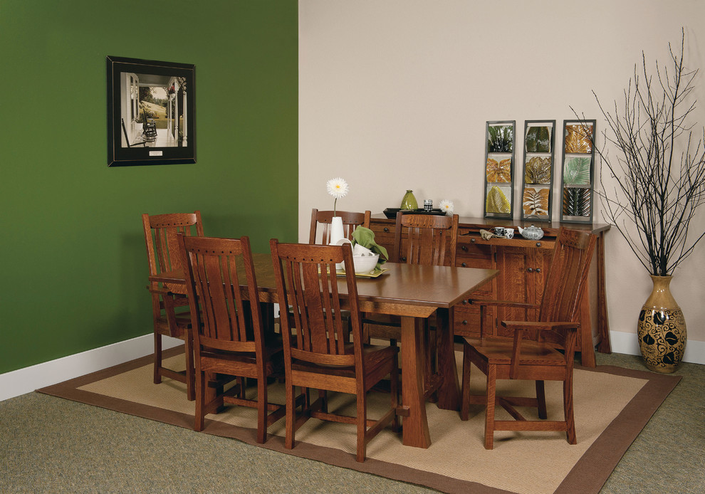 Пример оригинального дизайна: большая отдельная столовая в классическом стиле с разноцветными стенами, ковровым покрытием и разноцветным полом без камина