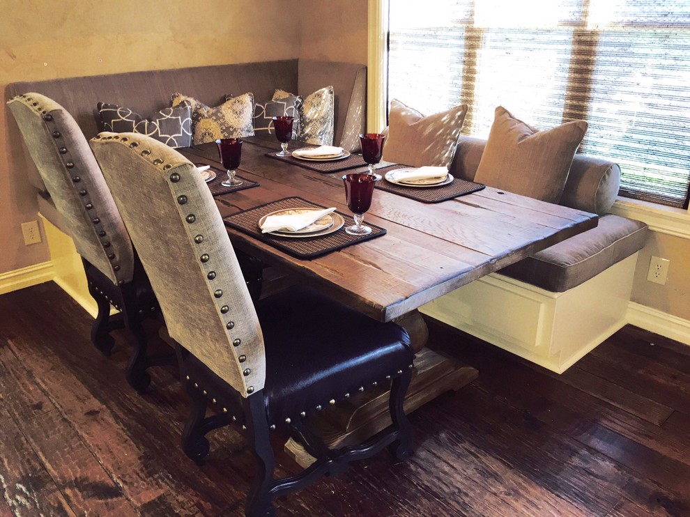 Idéer för att renovera ett mellanstort vintage kök med matplats, med beige väggar och mörkt trägolv