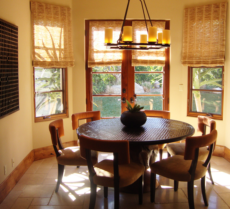 Esempio di una piccola sala da pranzo aperta verso la cucina contemporanea con pareti beige e pavimento in travertino