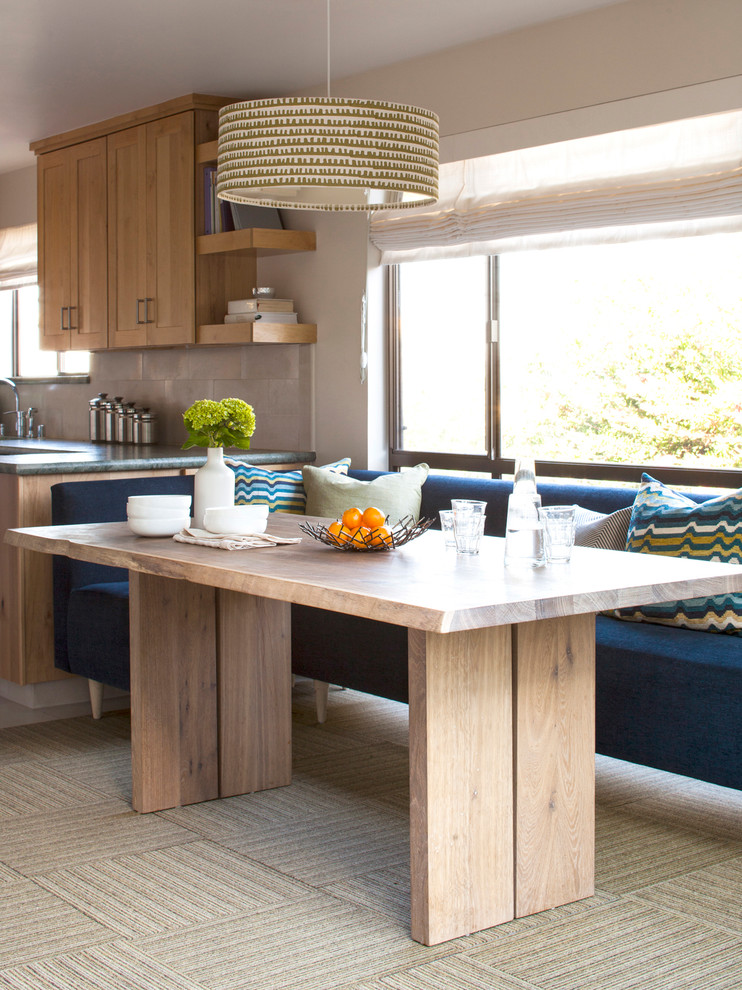 Foto di una piccola sala da pranzo aperta verso la cucina minimal con pareti beige e moquette