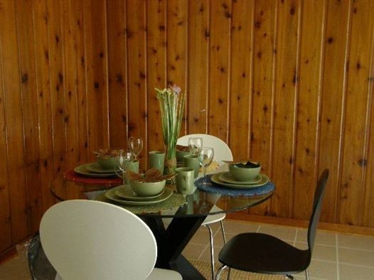 Idéer för ett litet klassiskt kök med matplats, med bruna väggar och klinkergolv i keramik