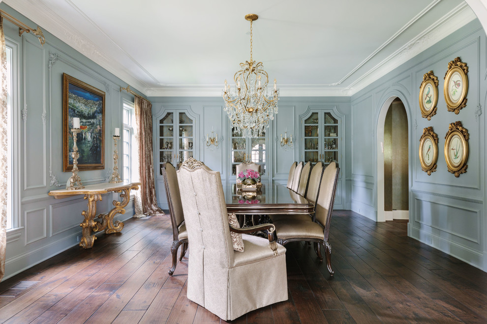 Foto di una grande sala da pranzo classica chiusa con pareti blu, parquet scuro, pavimento marrone e nessun camino