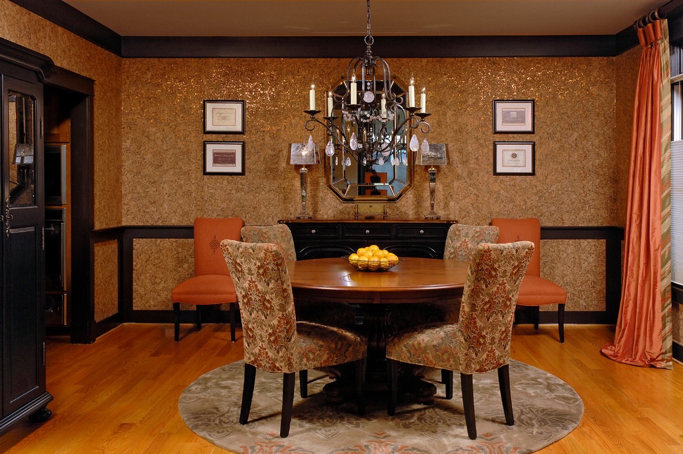 Geschlossenes, Mittelgroßes Klassisches Esszimmer ohne Kamin mit metallicfarbenen Wänden und hellem Holzboden in Washington, D.C.
