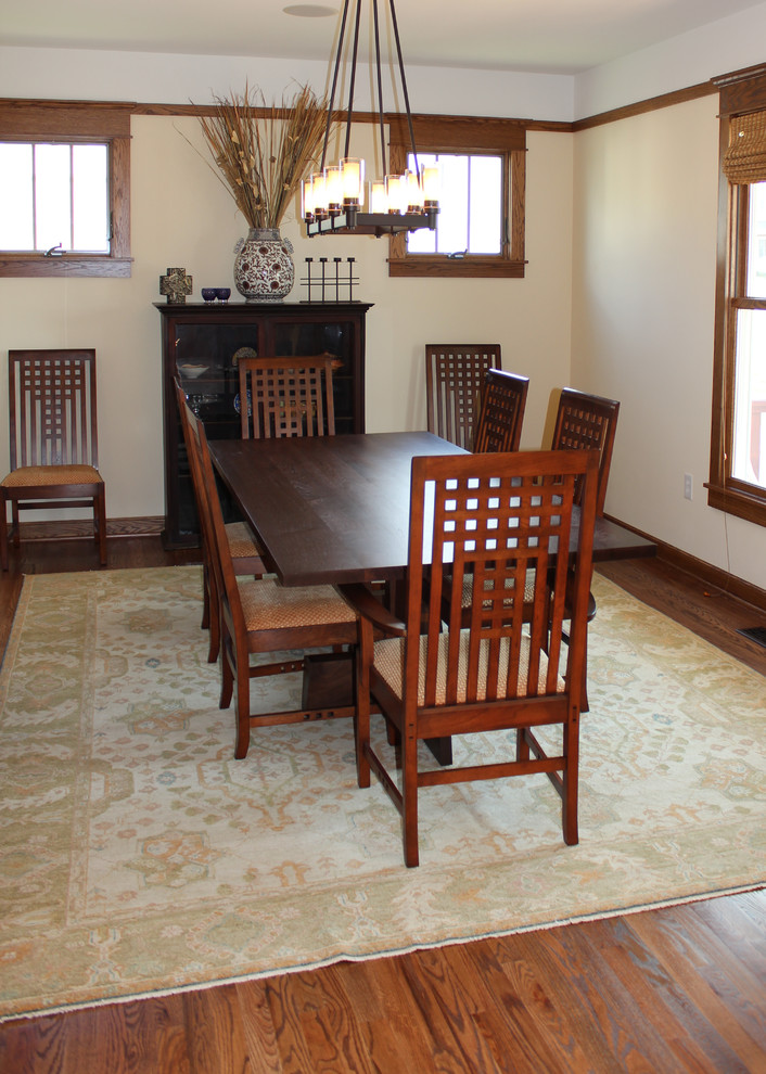 Idee per una sala da pranzo tradizionale con pareti gialle, pavimento in legno massello medio e nessun camino