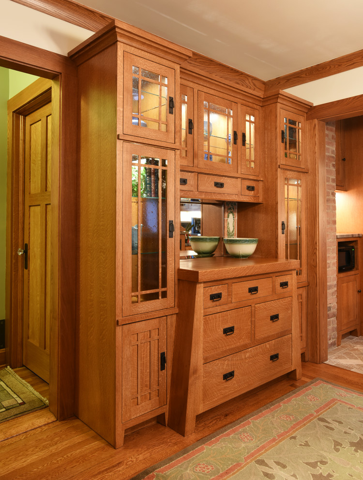 Esempio di una piccola sala da pranzo american style con pareti beige e pavimento in legno massello medio