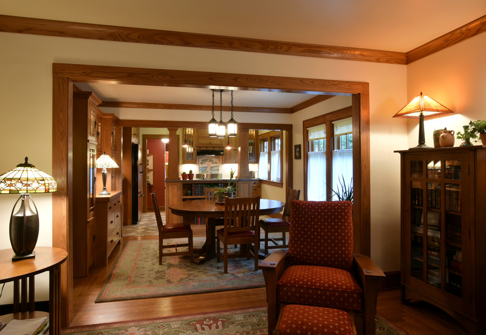 Foto de comedor de cocina de estilo americano pequeño con paredes beige y suelo de madera en tonos medios