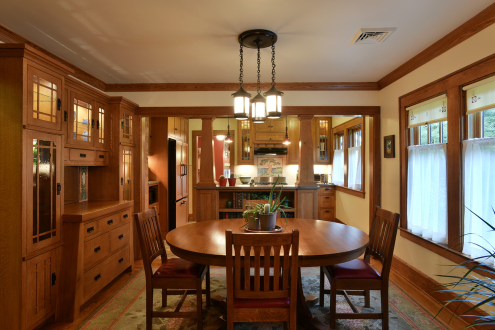 Imagen de comedor de estilo americano pequeño abierto con paredes beige y suelo de madera en tonos medios