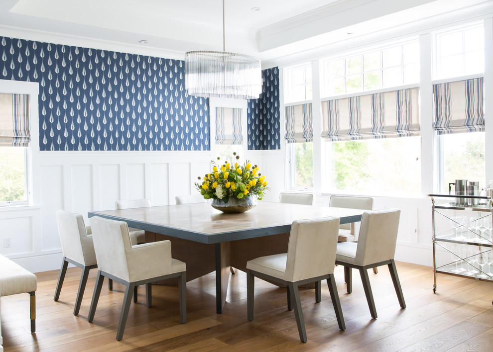 Ejemplo de comedor de cocina tradicional renovado grande con paredes azules, suelo de madera en tonos medios y suelo beige