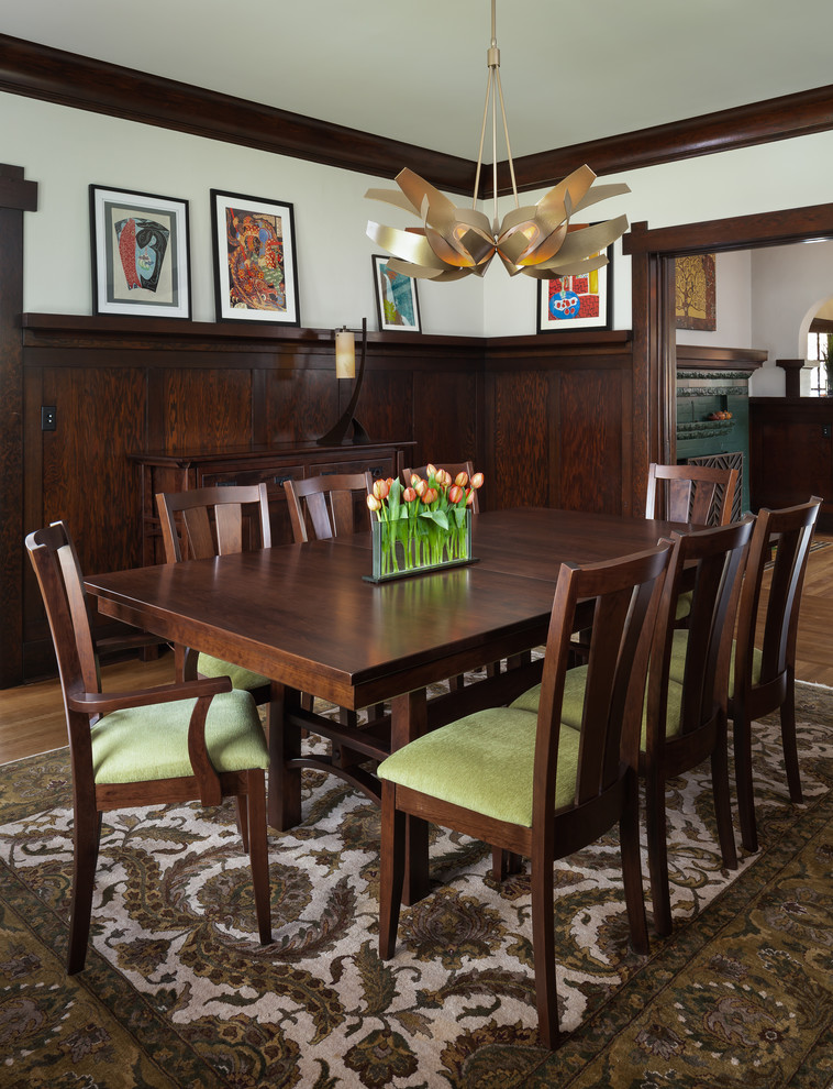 Immagine di una grande sala da pranzo stile americano chiusa con pareti bianche e pavimento in legno massello medio