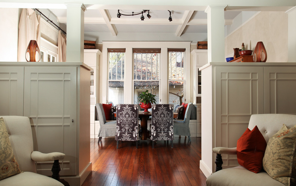Foto di una sala da pranzo stile americano di medie dimensioni con pavimento in legno massello medio e pareti beige