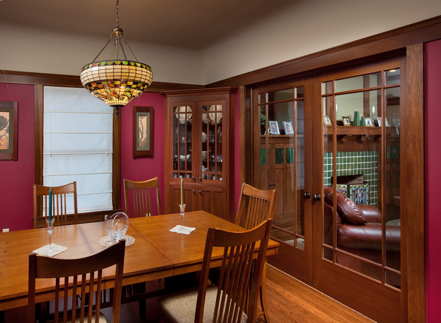 This is an example of a traditional dining room in Columbus.