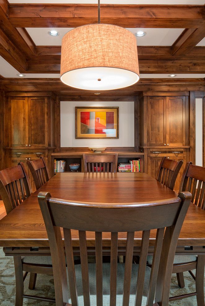 Imagen de comedor de estilo americano grande abierto sin chimenea con paredes blancas y suelo de madera en tonos medios