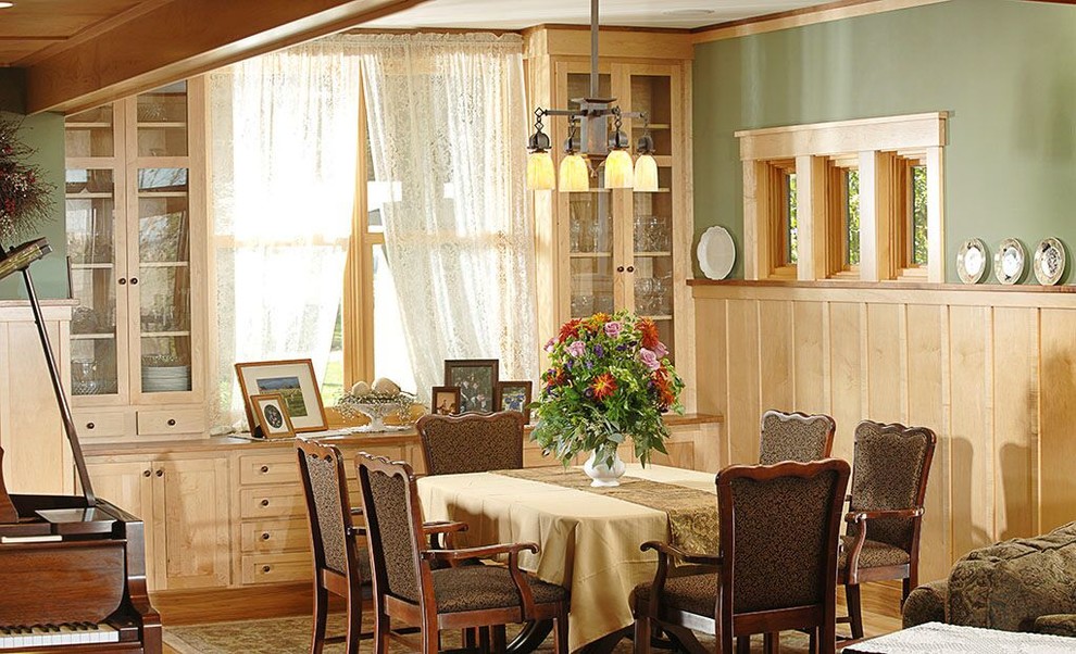 На фото: маленькая кухня-столовая в стиле кантри с зелеными стенами и светлым паркетным полом для на участке и в саду