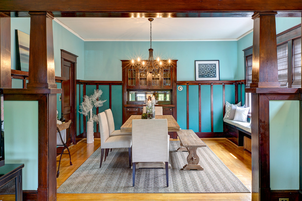 Foto di una sala da pranzo stile americano chiusa con pareti blu e pavimento in legno massello medio