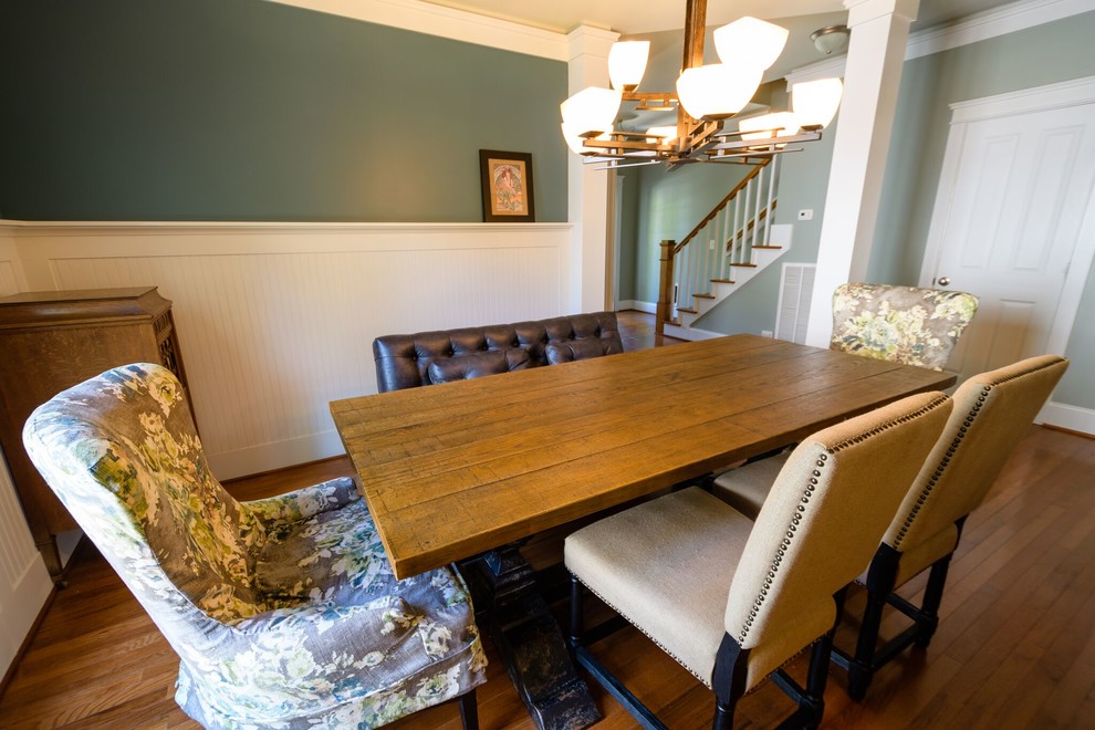Пример оригинального дизайна: отдельная столовая среднего размера в классическом стиле с зелеными стенами, паркетным полом среднего тона и коричневым полом без камина