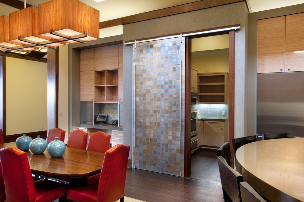Стильный дизайн: большая гостиная-столовая в восточном стиле с разноцветными стенами, темным паркетным полом и коричневым полом без камина - последний тренд