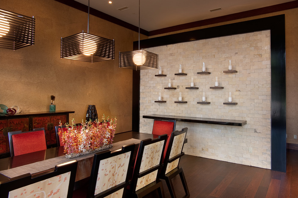 Aménagement d'une grande salle à manger ouverte sur le salon asiatique avec un mur multicolore, parquet foncé, aucune cheminée et un sol marron.