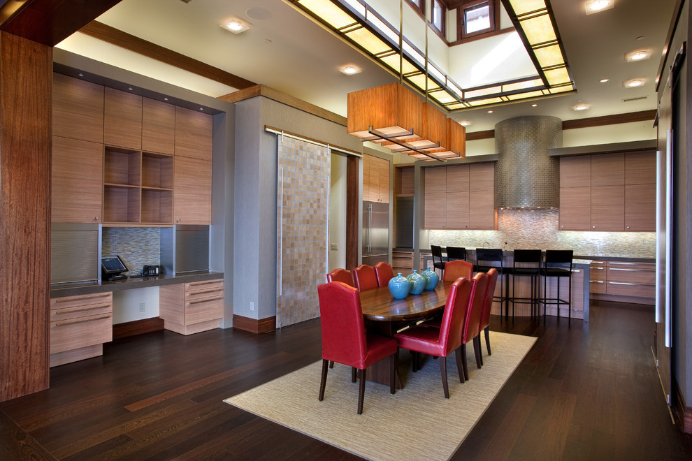 Exemple d'une grande salle à manger ouverte sur le salon asiatique avec un mur multicolore, parquet foncé, aucune cheminée et un sol marron.