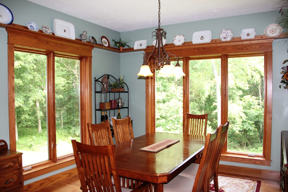 Idee per una sala da pranzo american style con pareti verdi e pavimento in legno massello medio