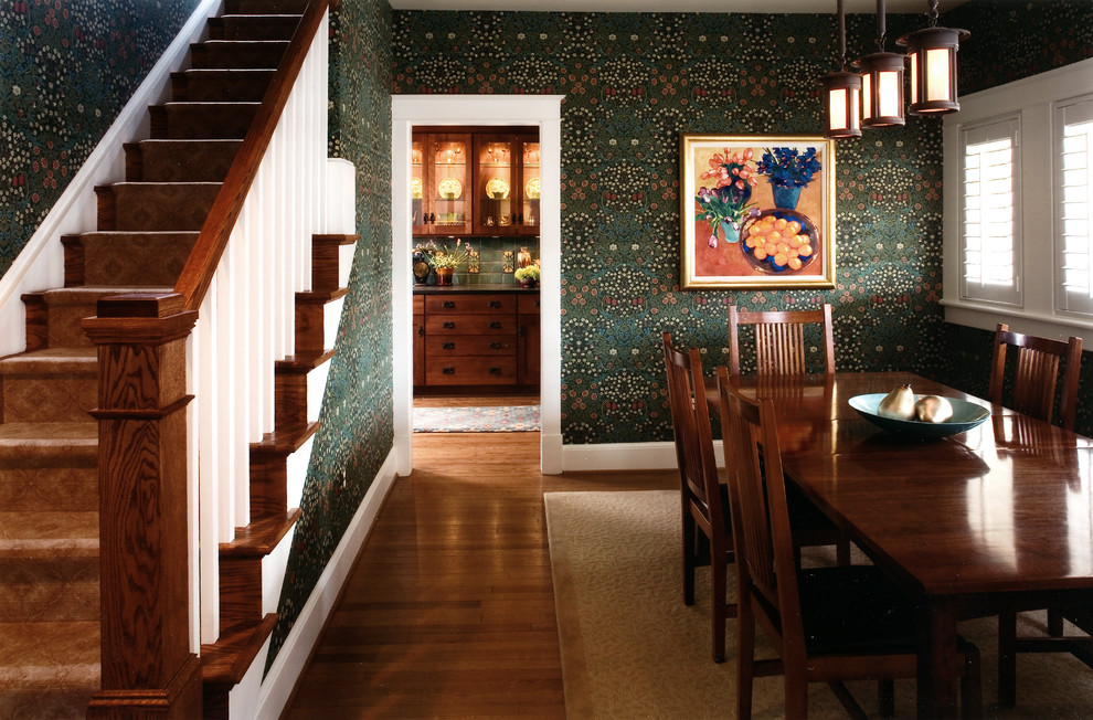 Foto di una sala da pranzo stile americano chiusa con pavimento in legno massello medio e pareti multicolore