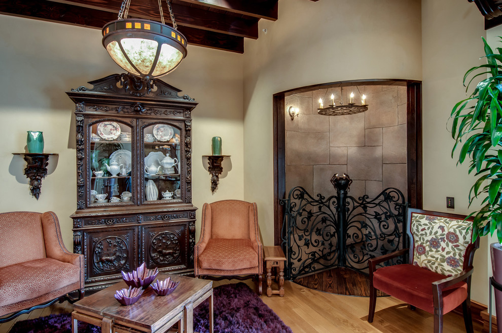 Geschlossenes, Großes Uriges Esszimmer mit braunem Holzboden, braunem Boden und beiger Wandfarbe in San Diego