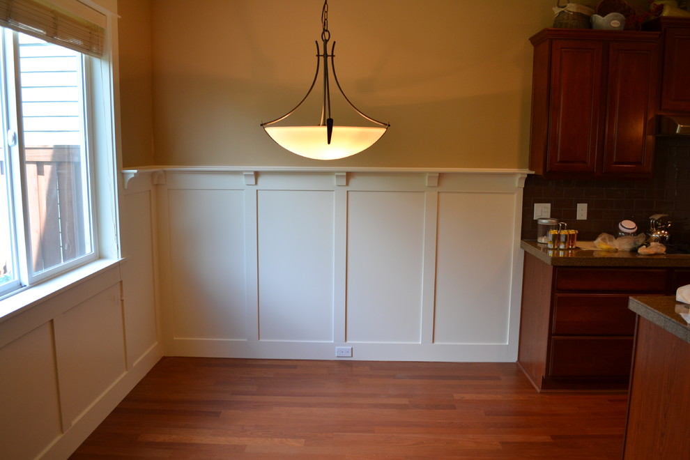 Exemple d'une salle à manger ouverte sur la cuisine craftsman de taille moyenne avec un mur beige et un sol en bois brun.