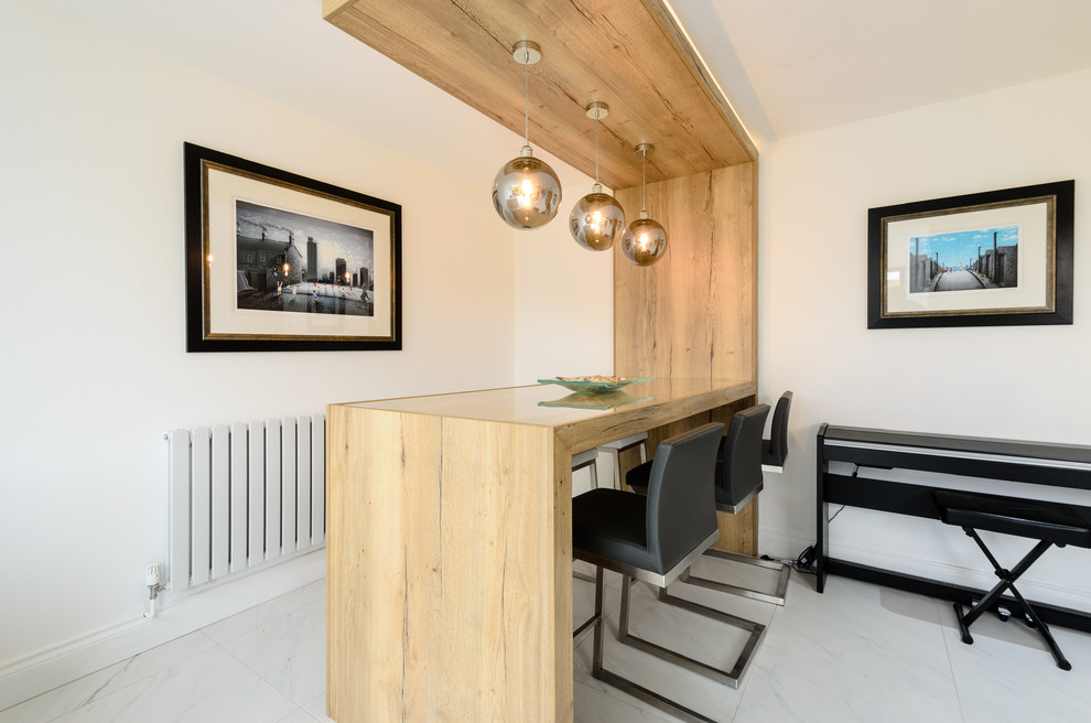 Immagine di una sala da pranzo aperta verso la cucina design di medie dimensioni con pavimento con piastrelle in ceramica, pavimento bianco e pareti bianche