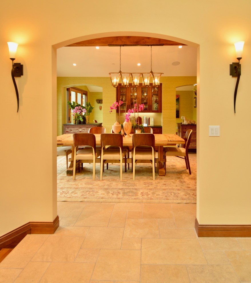 Ispirazione per un'ampia sala da pranzo mediterranea chiusa con pareti verdi, pavimento in pietra calcarea e pavimento beige