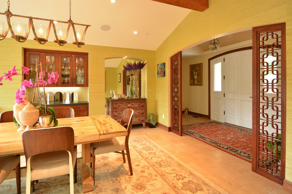 Ispirazione per un'ampia sala da pranzo mediterranea chiusa con pareti verdi, pavimento in pietra calcarea e pavimento beige