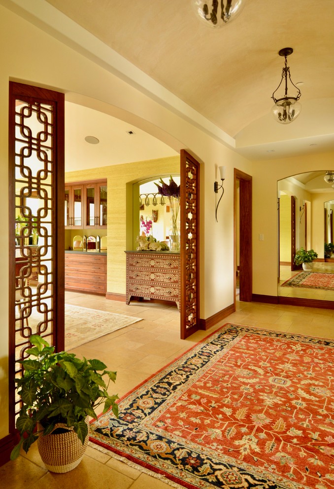 Esempio di un'ampia sala da pranzo mediterranea chiusa con pareti verdi, pavimento in pietra calcarea e pavimento beige