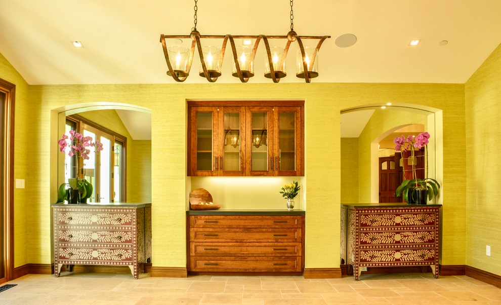 Источник вдохновения для домашнего уюта: огромная отдельная столовая в средиземноморском стиле с зелеными стенами, полом из известняка и бежевым полом