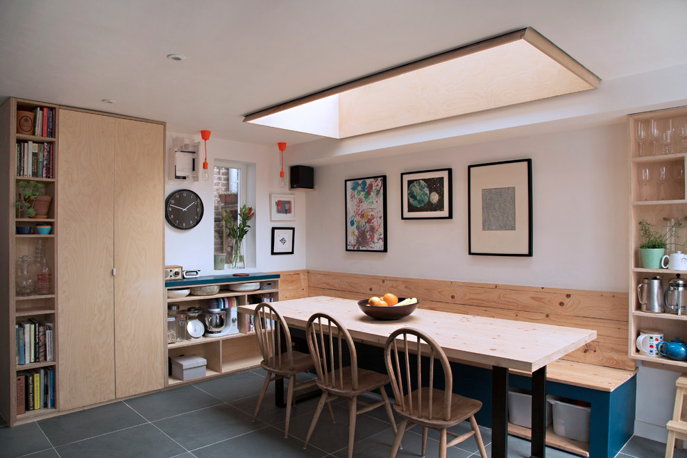 Idéer för att renovera ett mellanstort funkis kök med matplats, med klinkergolv i keramik, grått golv och vita väggar