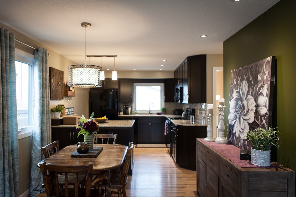 Kleine Urige Wohnküche ohne Kamin mit grüner Wandfarbe und braunem Holzboden in Edmonton