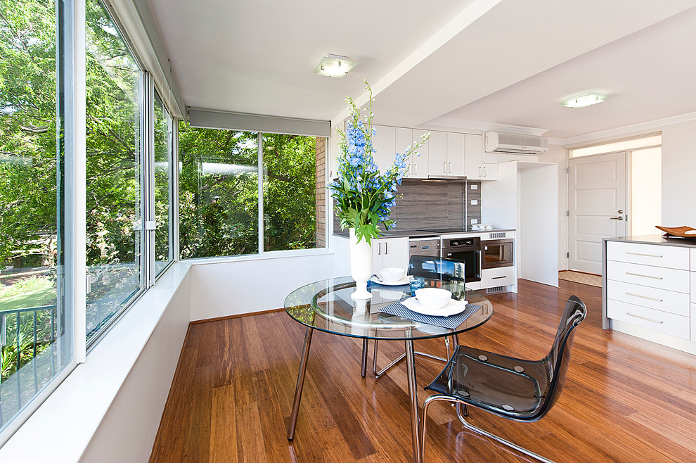 Moderne Wohnküche mit weißer Wandfarbe und dunklem Holzboden in Perth