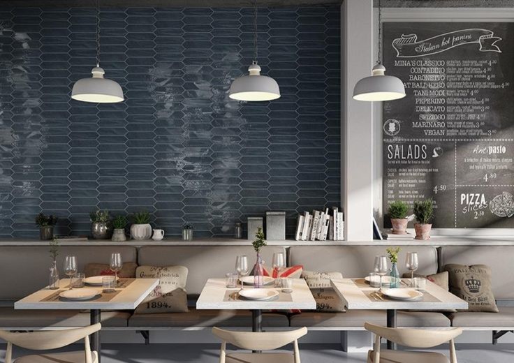 Inspiration pour une salle à manger design de taille moyenne avec un mur gris et un manteau de cheminée en béton.