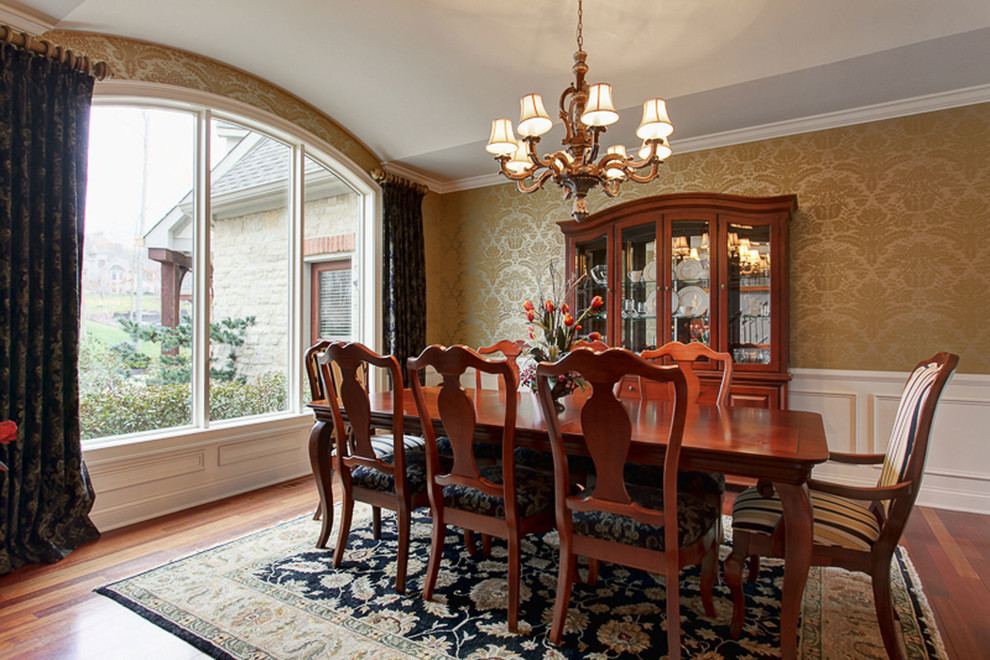 Ispirazione per una grande sala da pranzo aperta verso la cucina classica con pareti con effetto metallico, parquet scuro e pavimento marrone