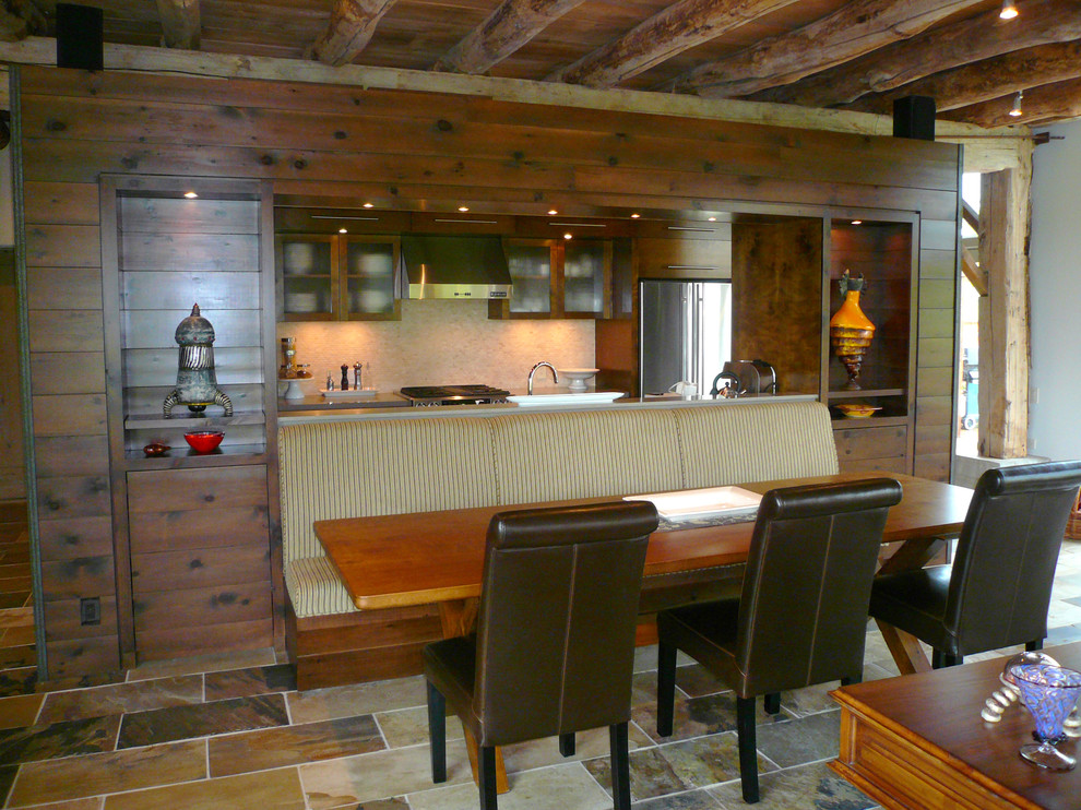 Пример оригинального дизайна: большая кухня-столовая в стиле кантри с коричневыми стенами и полом из сланца