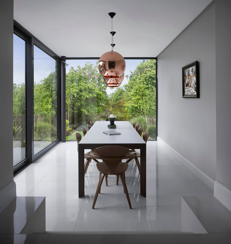 Стильный дизайн: столовая в современном стиле с серыми стенами и полом из керамогранита - последний тренд