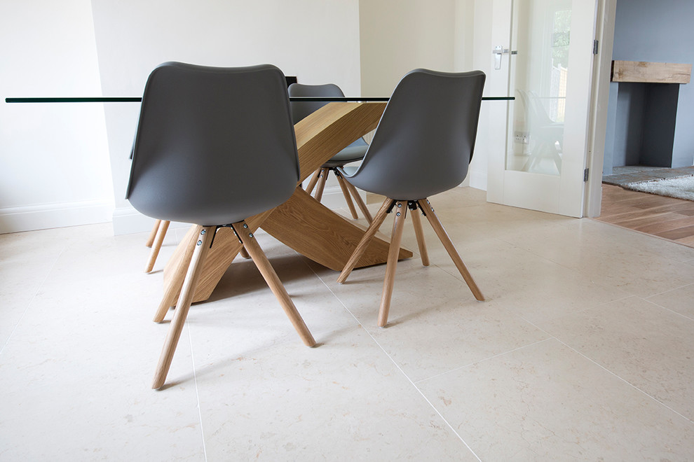 Ispirazione per una sala da pranzo aperta verso la cucina minimal di medie dimensioni con pavimento in pietra calcarea